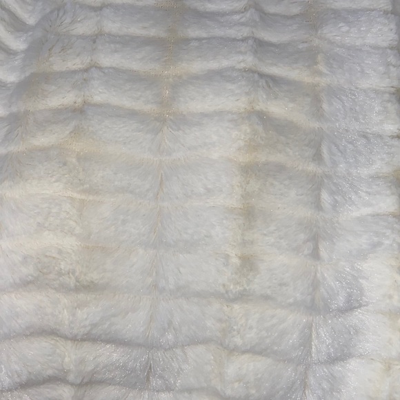 Feel so good in this soft winter white faux fur - Picture 2 of 7